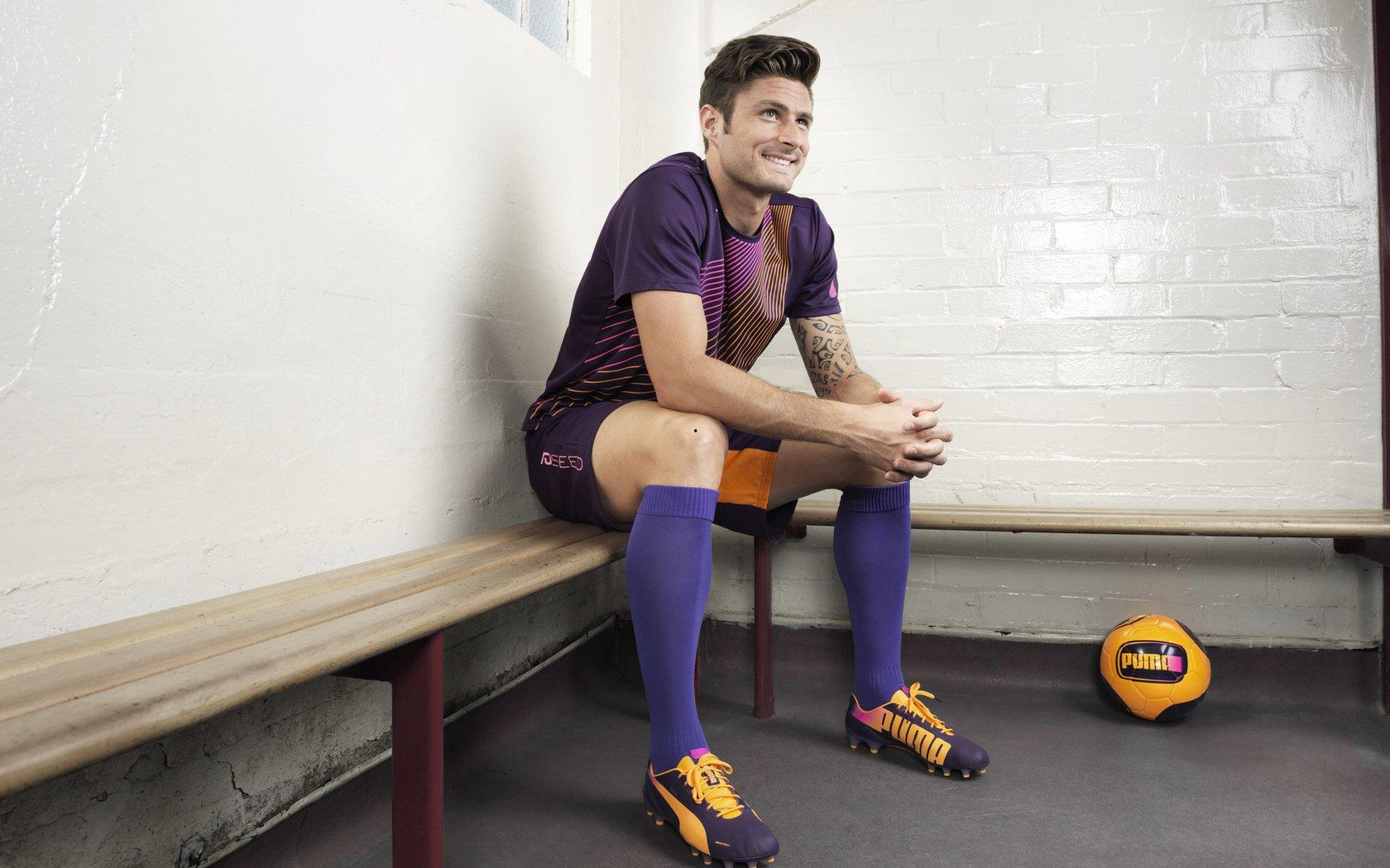 英超新星闪耀，姆贝莫首秀集锦引爆热议，技术全面性获名宿盛赞